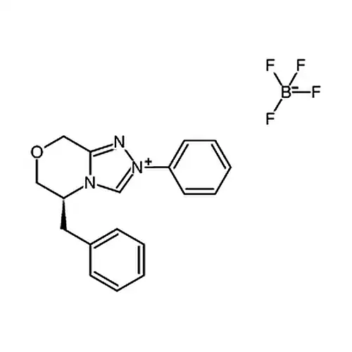 (S)-5-ベンジル-2-フェニル-2,5,6,8-四水素-[1,2,4]三唑并[3,4-c][1,4]恶嗪-4-鎓四フッ素ホウ酸塩